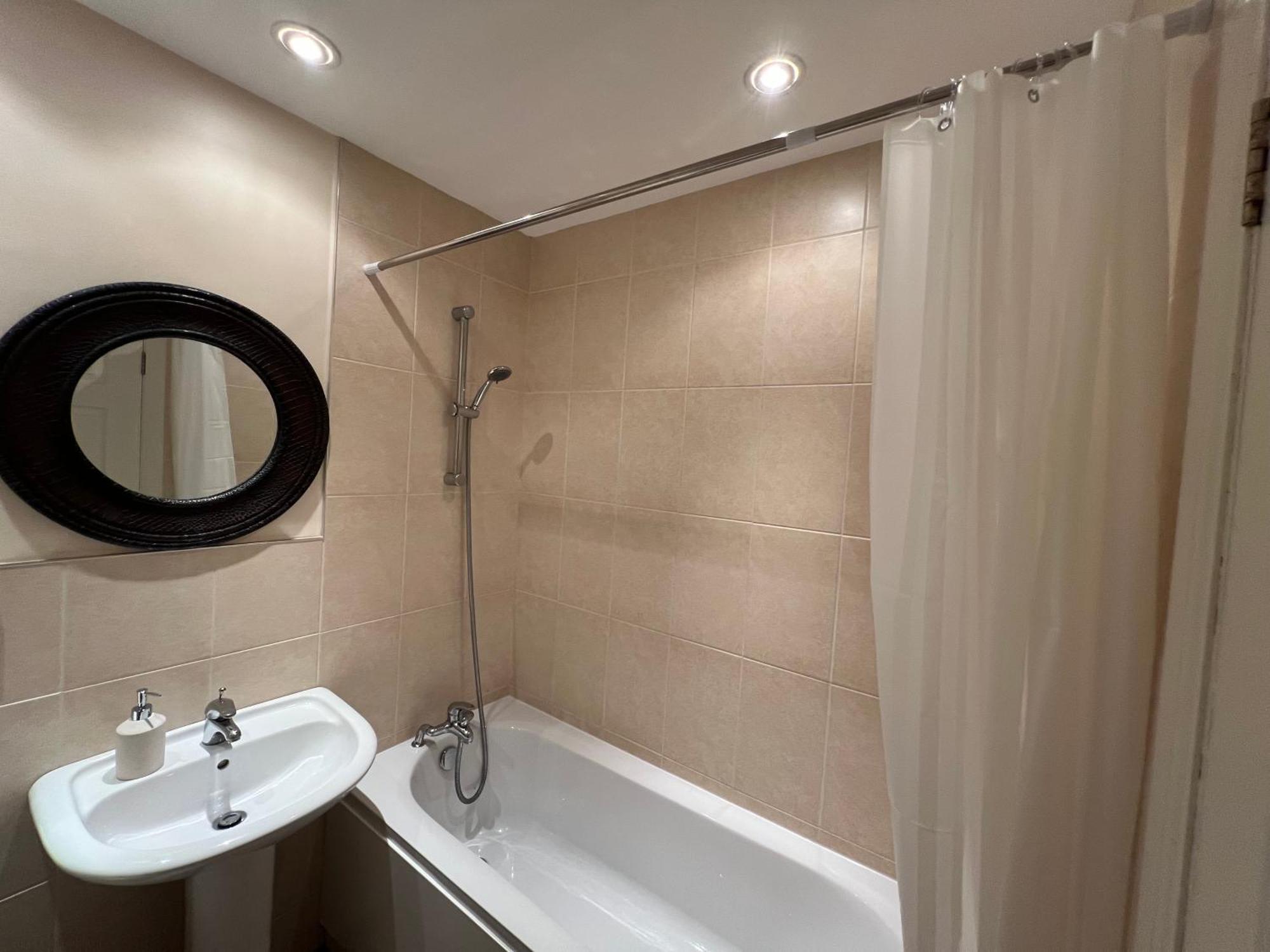 Apartment 2br Bt9 With Balcony *